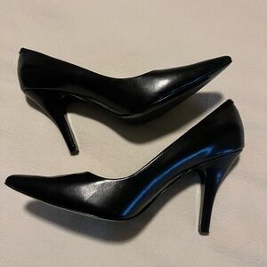 Black Nine West pump. Size 6.